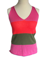 Afbeelding in Gallery-weergave laden, Top Lou Roze Multicolor is een katoenen mouwloze knitwear top met V-hals en een strepen patroon. De top is verkrijgbaar in één maat.
