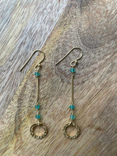 Load image into Gallery viewer, Groene Oorbellen Amelie, type hangers met Edelsteen Green Onyx. Dit zijn goldplated zilveren oorbellen.
