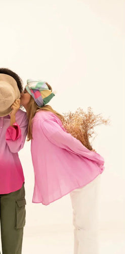Roze Blouse van Moment Amsterdam, geplooid is een prachtige wijde blouse met een ronde hals, knoopjes en 3/4 mouw. Deze blouse is verkrijgbaar in verschillende kleuren: African Violet (605) en Sea Green (502). Deze blouse is een mooie aanvulling voor in jouw garderobe.