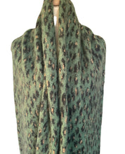 Afbeelding in Gallery-weergave laden, Zachte Sjaal met panterprint. Panterprint sjaal is verkrijgbaar in verschillende kleuren: Vert en Blue Marine. Met deze sjaal ben je helemaal klaar voor het najaar en de winter.
