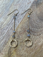 Load image into Gallery viewer, Grijze Oorbellen Edelsteen Amelie, type hangers met Edelsteen Labradorite. Dit zijn goldplated zilveren oorbellen.
