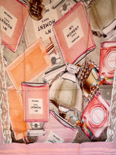 Load image into Gallery viewer, Roze Sjaal van Moment by Moment in roze, multicolor. Sjaal item referentie 21.116-22 in de kleur 502 Pink van de voorjaars collectie. Met deze sjaal ben je helemaal klaar voor het voorjaar.
