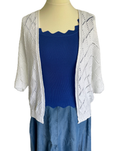 Afbeelding in Gallery-weergave laden, Wit Vest Knitwear is een openvallend en opengewerkt vest, heeft een fijne steek, is een recht model en valt over de heup.   Kleur : Wit  Maat : one size, te dragen van maat S t/m XL  Materiaal : 100% Acryl
