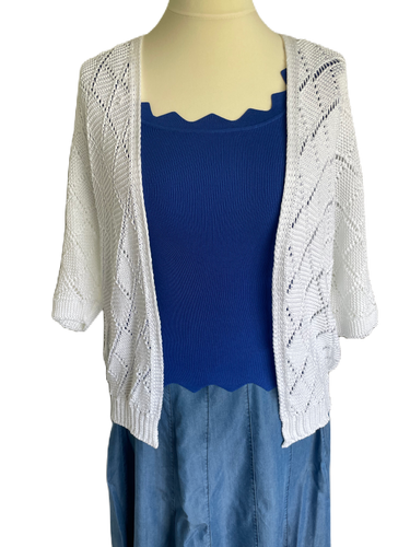 Wit Vest Knitwear is een openvallend en opengewerkt vest, heeft een fijne steek, is een recht model en valt over de heup.   Kleur : Wit  Maat : one size, te dragen van maat S t/m XL  Materiaal : 100% Acryl