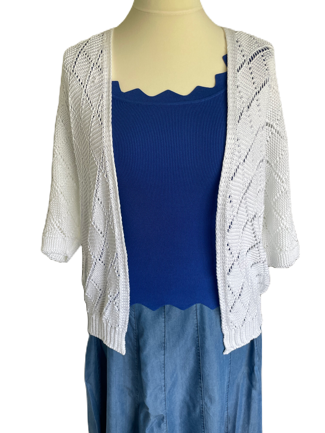 Wit Vest Knitwear is een openvallend en opengewerkt vest, heeft een fijne steek, is een recht model en valt over de heup.   Kleur : Wit  Maat : one size, te dragen van maat S t/m XL  Materiaal : 100% Acryl
