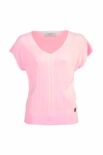 Roze Top, Dame Blanche Top Smile 887 Cari Pink van Dame Blanche is een top met een V-hals en heeft een subtiele geweven structuur. Top heeft een mooie kapmouw en een bredere band aan de onderkant van de top, zodat deze netjes aansluit. De top is verkrijgbaar in verschillende kleuren: Ecru, Pink.