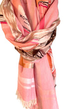 Afbeelding in Gallery-weergave laden, Roze Sjaal van Moment by Moment in roze, multicolor. Sjaal item referentie 21.116-22 in de kleur 502 Pink van de voorjaars collectie. Met deze sjaal ben je helemaal klaar voor het voorjaar.
