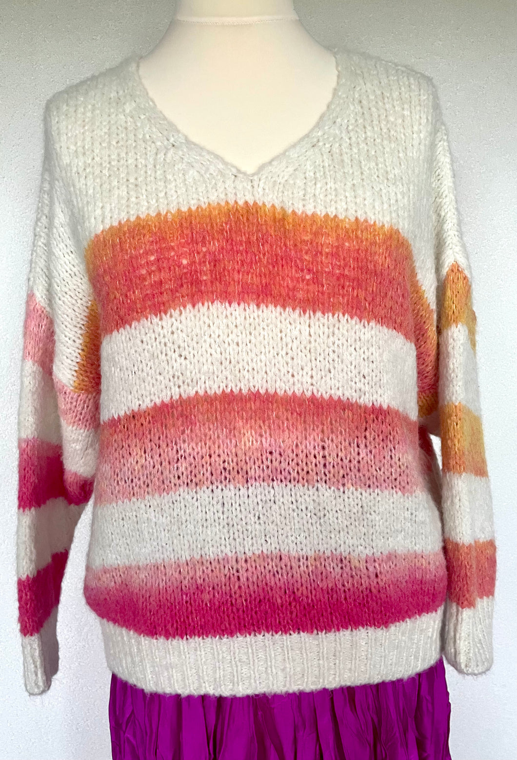 Trui Strepen Pink/Coral is een mooie trui met multicolor strepen en lange mouwen.