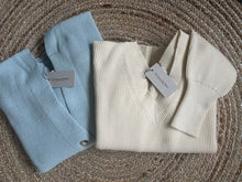 Load image into Gallery viewer, My Favourite Piece ecru trui en lichtblauw vest, mooie knitwear van viscosemix.
