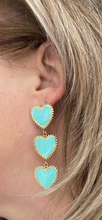 Load image into Gallery viewer, Oorbellen Hearts Blue zijn mooie oorbellen, type oorstekers in kettingvorm van drie harten. Deze oorbellen zijn verkrijgbaar in verschillende kleuren: roze, blauw.
