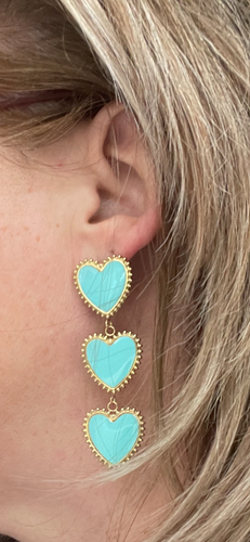 Oorbellen Hearts Blue zijn mooie oorbellen, type oorstekers in kettingvorm van drie harten. Deze oorbellen zijn verkrijgbaar in verschillende kleuren: roze, blauw.