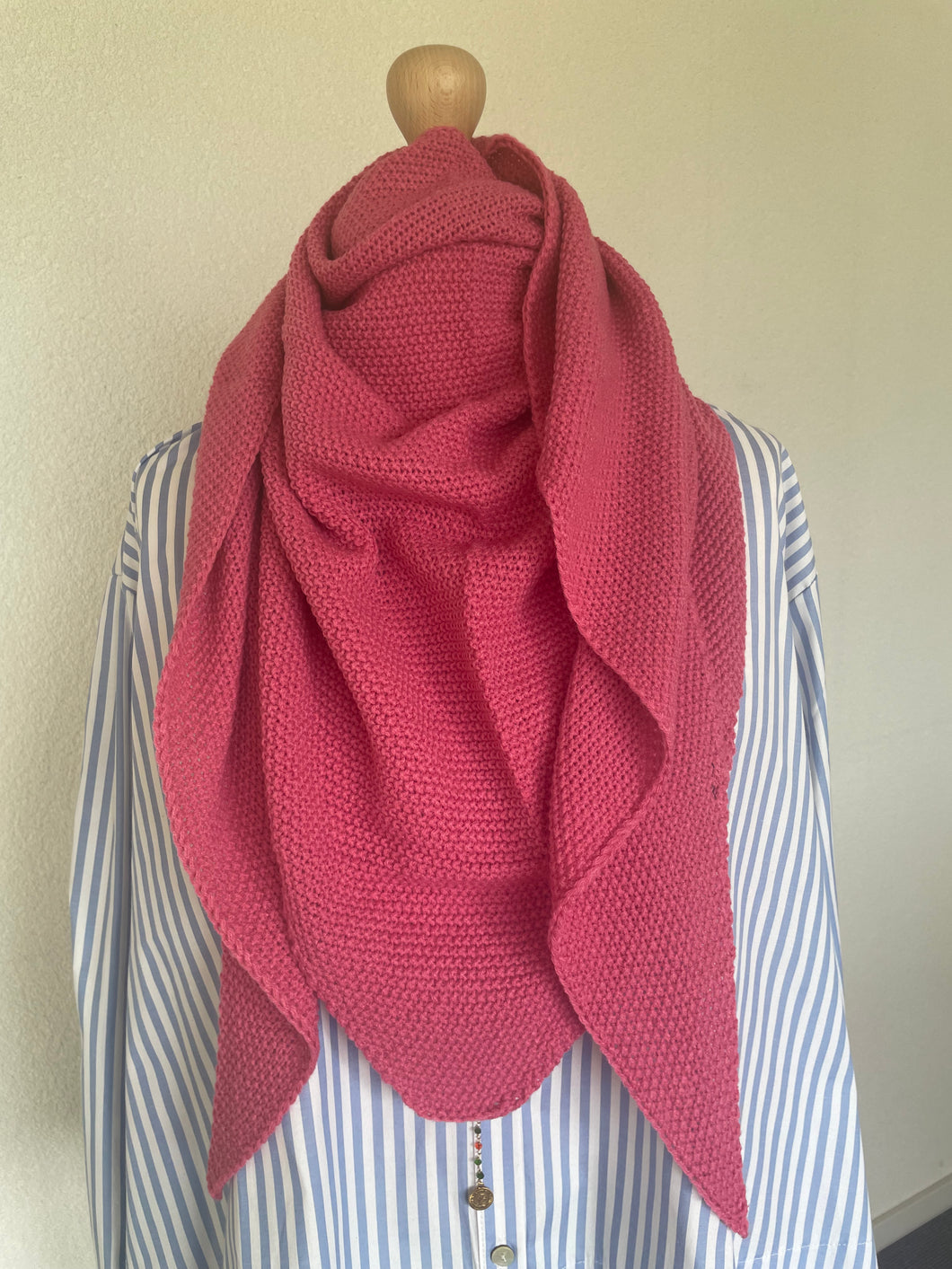 Sjaal Triangle Roze is een kleine gebreide sjaal en kan ook in een punt gedragen worden. Deze sjaal is verkrijgbaar in verschillende kleuren: Blauw, Camel, Fluo groen, Fluo oranje, Roze.  Met deze sjaal maak je jouw outfit af, sjaal is het gehele seizoen door te dragen. 