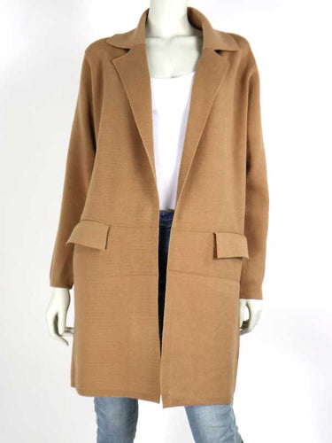 Camel Vest Maison is een stijlvol lang vest/jas met kraag en revers in mooie kwaliteit van Millenium. One size en draagbaar t/m maat 42.