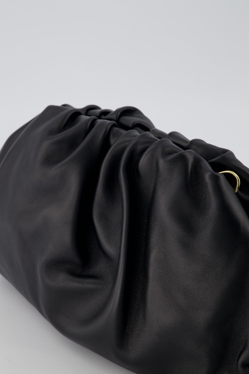 Zwarte Tas Estelle is een stijlvolle vrouwelijke lederen handtas van lamsleer. De leren crossbody tas wordt geleverd met een lang verstelbaar hengsel, heeft een groot binnen vak en een afsluitbaar vakje aan de binnenzijde.