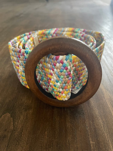 Elastische Riem Multicolor is een prachtige riem van 5cm breed en 100cm lengte, met ronde houten gesp en aan het uiteinde afgewerkt met een ecru lederen stuk.