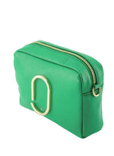 Load image into Gallery viewer, Groene Lederen Tas Classic Grain Kelly Green, model &#39;crossbody bag&#39;, heeft een goudkleurige applicatie op de voorkant en heeft een verstelbare en afneembare schouderband. Deze damestas is verkrijgbaar in verschillende kleuren: Zwart, Lichtblauw, Magenta, Groen.  De schouderband is te vervangen door een bagstrap met leuk motief.
