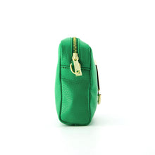 Load image into Gallery viewer, Groene Lederen Tas Classic Grain Kelly Green, model &#39;crossbody bag&#39;, heeft een goudkleurige applicatie op de voorkant en heeft een verstelbare en afneembare schouderband. Deze damestas is verkrijgbaar in verschillende kleuren: Zwart, Lichtblauw, Magenta, Groen.  De schouderband is te vervangen door een bagstrap met leuk motief.
