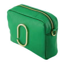 Load image into Gallery viewer, Groene Lederen Tas Classic Grain Kelly Green, model &#39;crossbody bag&#39;, heeft een goudkleurige applicatie op de voorkant en heeft een verstelbare en afneembare schouderband. Deze damestas is verkrijgbaar in verschillende kleuren: Zwart, Lichtblauw, Magenta, Groen.  De schouderband is te vervangen door een bagstrap met leuk motief.
