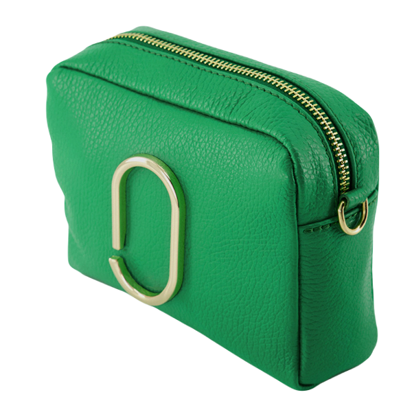 Groene Lederen Tas Classic Grain Kelly Green, model 'crossbody bag', heeft een goudkleurige applicatie op de voorkant en heeft een verstelbare en afneembare schouderband. Deze damestas is verkrijgbaar in verschillende kleuren: Zwart, Lichtblauw, Magenta, Groen.  De schouderband is te vervangen door een bagstrap met leuk motief.