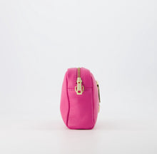 Afbeelding in Gallery-weergave laden, Lederen Tas Classic Grain Magenta, model &#39;crossbody bag&#39;, heeft een goudkleurige applicatie op de voorkant en heeft een verstelbare en afneembare schouderband. Deze klassieke damestas is verkrijgbaar in verschillende kleuren: Zwart, Lichtblauw, Magenta, Groen.  De schouderband is te vervangen door een bagstrap met leuk motief.

