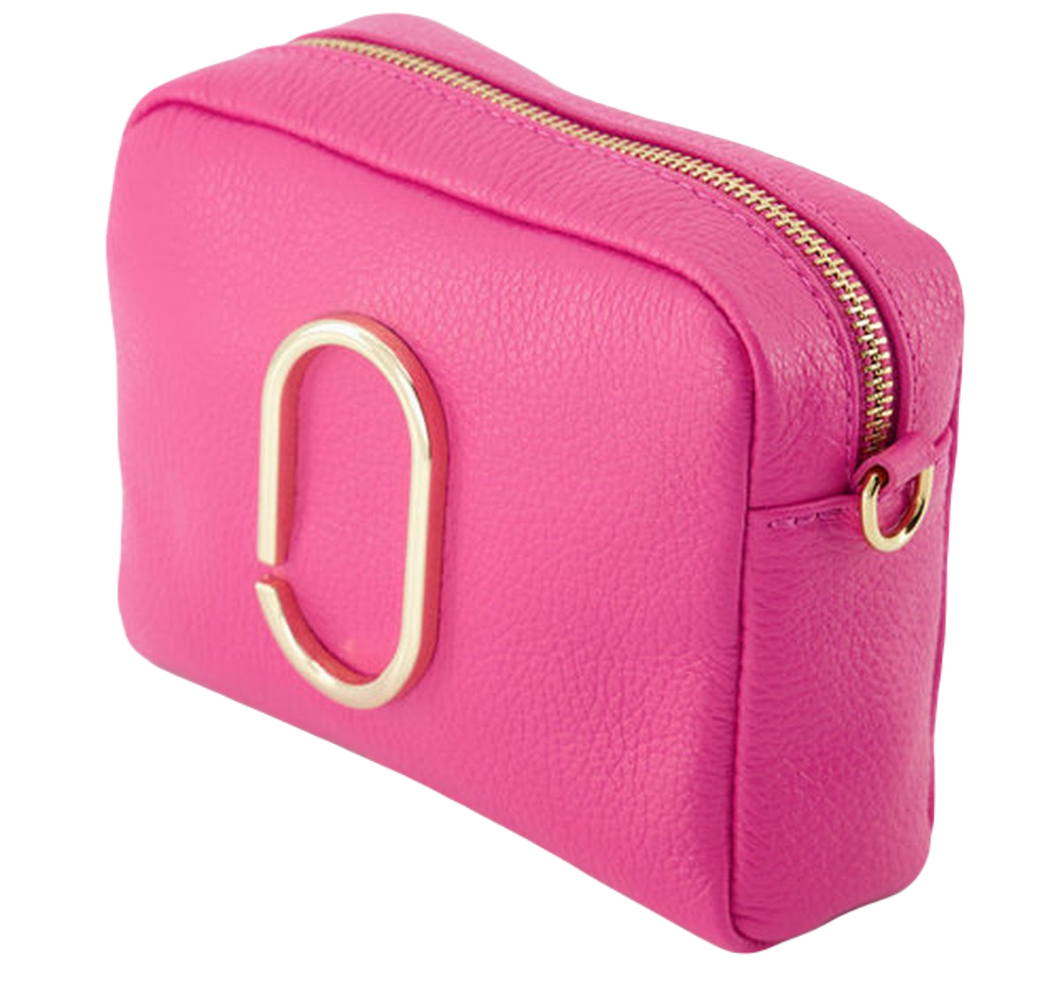 Lederen Tas Classic Grain Magenta, model 'crossbody bag', heeft een goudkleurige applicatie op de voorkant en heeft een verstelbare en afneembare schouderband. Deze klassieke damestas is verkrijgbaar in verschillende kleuren: Zwart, Lichtblauw, Magenta, Groen.  De schouderband is te vervangen door een bagstrap met leuk motief.