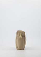 Afbeelding in Gallery-weergave laden, Lederen Tas Classic Grain Taupe, model &#39;crossbody bag&#39;, heeft een goudkleurige applicatie op de voorkant en heeft een verstelbare en afneembare schouderband. Deze damestas is verkrijgbaar in verschillende kleuren: Zwart, Taupe, Lichtblauw, Magenta, Groen.
