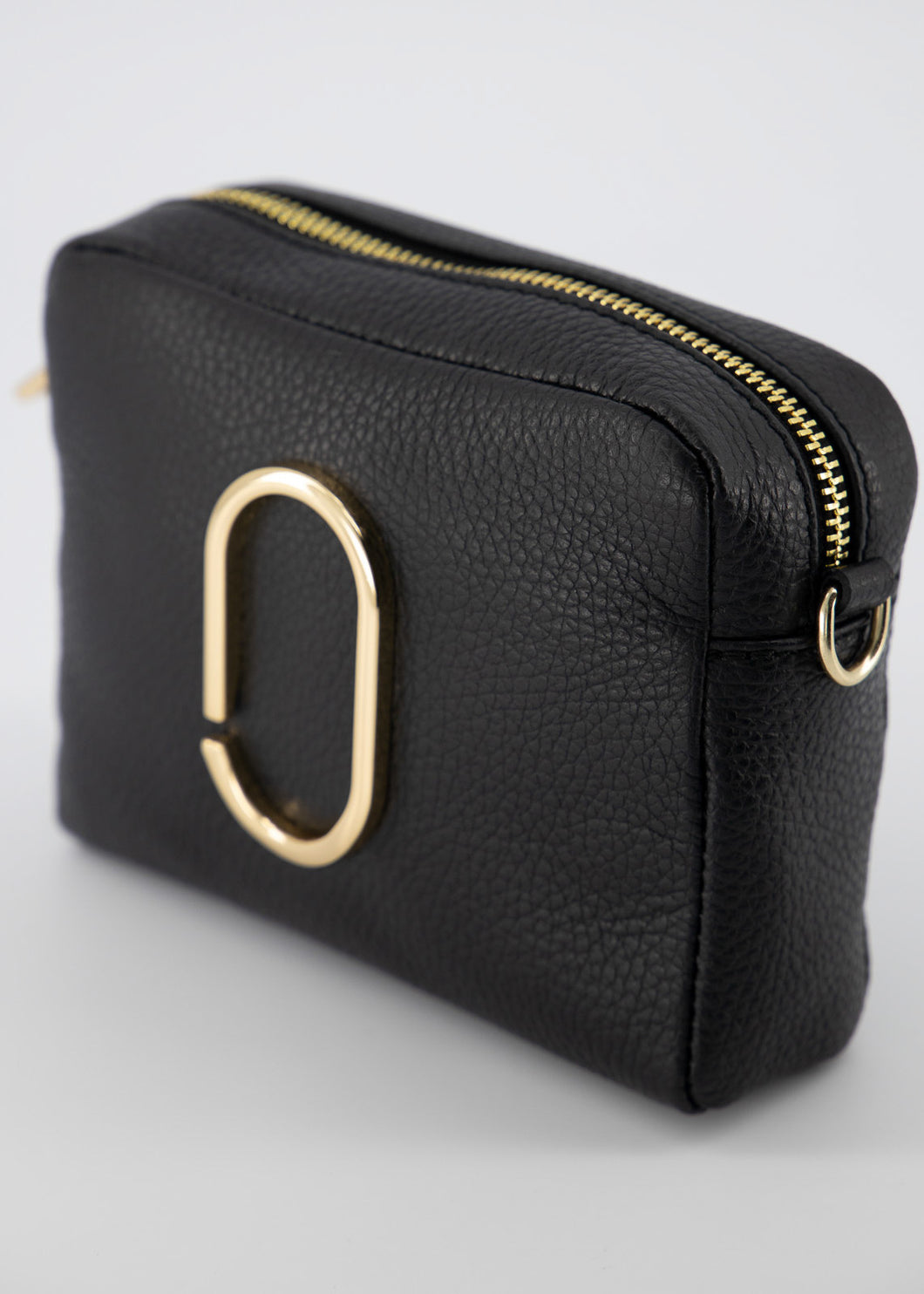 Zwarte Lederen Tas Classic Grain Zwart, model 'crossbody bag', heeft een goudkleurige applicatie op de voorkant en heeft een verstelbare en afneembare schouderband. Deze damestas is verkrijgbaar in verschillende kleuren: Zwart, Lichtblauw, Magenta, Groen. De schouderband is te vervangen door een bagstrap met leuk motief.
