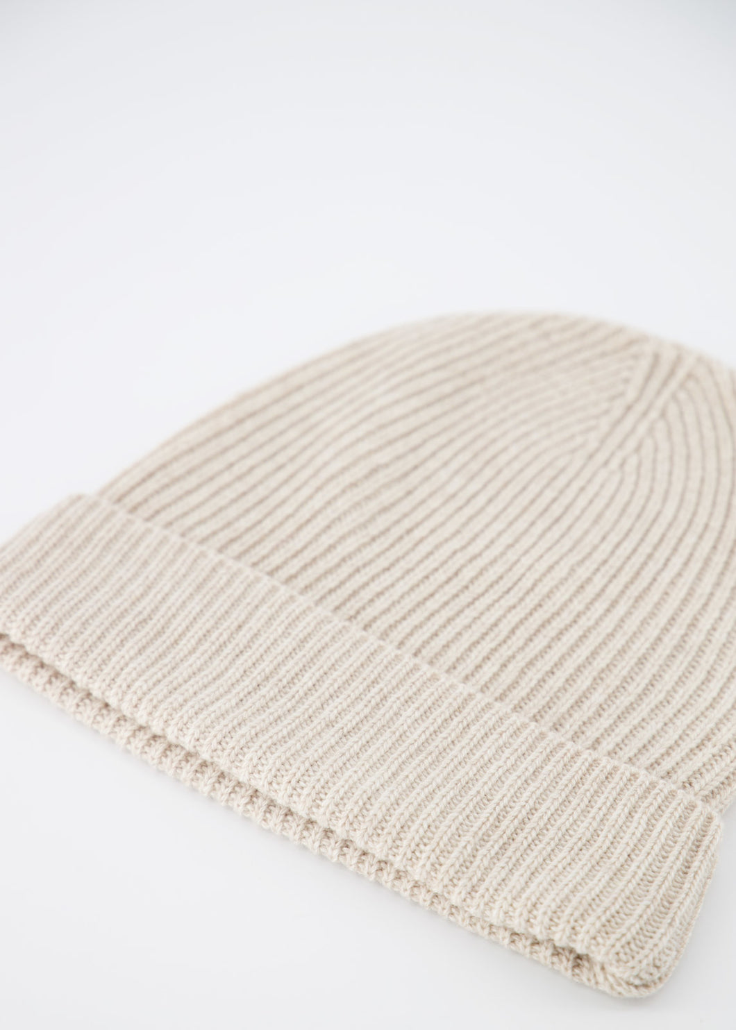 Ecru Muts Lena, Beanie. Een fijngebreide muts van kasjmier blend. Muts Beanie is verkrijgbaar in verschillende kleuren: Donkerblauw, Grijs, Ecru, Fuchsia, Roze en Fango.