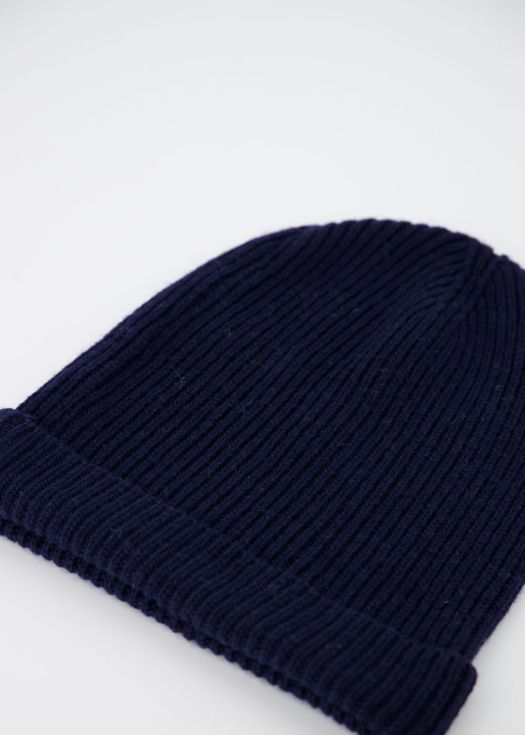 Blauwe muts Lena, beanie. Een fijngebreide muts van kasjmier blend. Muts Beanie is verkrijgbaar in verschillende kleuren: Donkerblauw, Grijs, Ecru, Fuchsia, Roze en Fango.