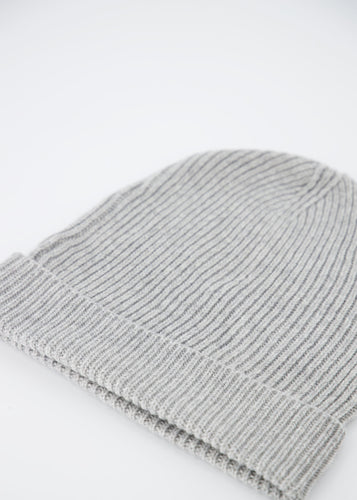 Grijze muts Lena, beanie. Een fijngebreide muts van kasjmier blend. Muts Beanie is verkrijgbaar in verschillende kleuren: Donkerblauw, Grijs, Ecru, Fuchsia, Roze en Fango.