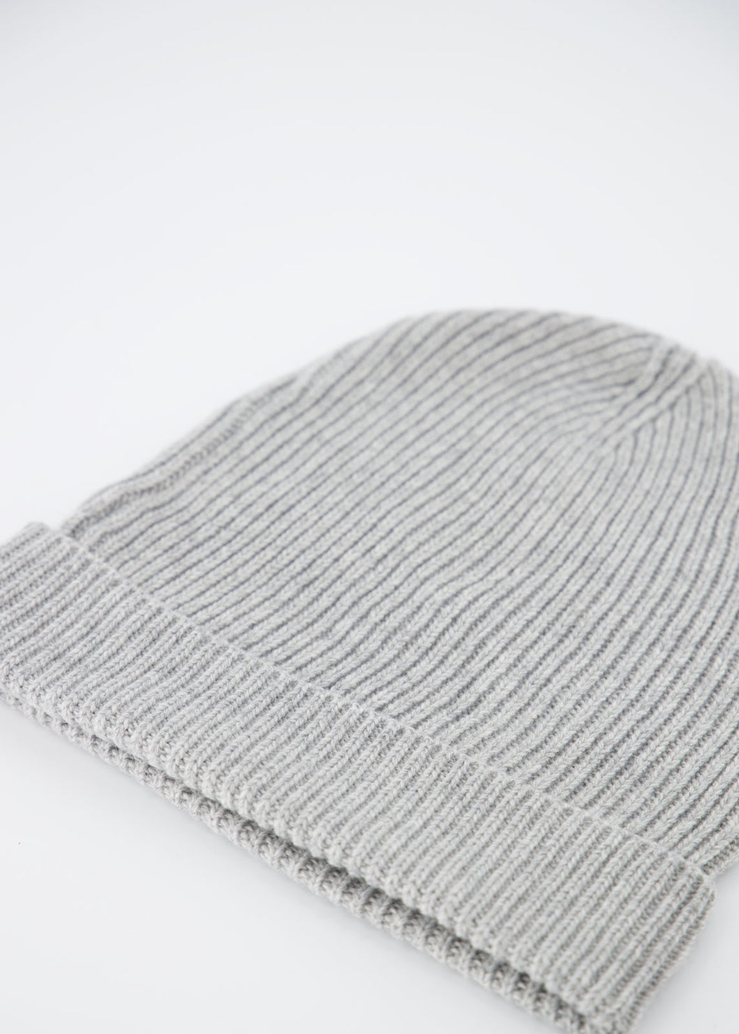 Grijze muts Lena, beanie. Een fijngebreide muts van kasjmier blend. Muts Beanie is verkrijgbaar in verschillende kleuren: Donkerblauw, Grijs, Ecru, Fuchsia, Roze en Fango.