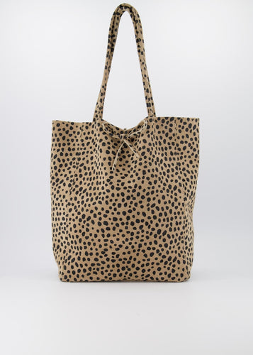 Lederen shopper Mia van suède met cheetah print. Shopper Mia heeft touwtjes waarmee de tas gesloten kan worden. Aan de binnenkant van de shopper zit een extra tasje met rits.