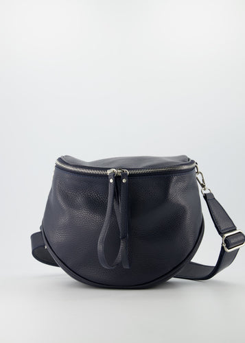 Blauwe Leren Crossbody Tas, Romsa, type fanny pack met een vakje aan de binnenkant met ritssluiting. De tas wordt geleverd met een breed verstelbaar hengsel.  Afmeting : 30cm x 26cm x 13cm.