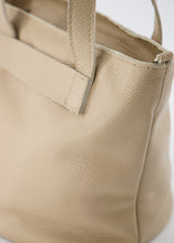 Afbeelding in Gallery-weergave laden, Taupe Tas Rose Classic Grain is een vrouwelijke lederen handtas. De leren handtas wordt geleverd met een lang verstelbaar hengsel en heeft een zijvakje met rits aan de binnenkant. Tas Rose wordt gesloten met een ritssluiting.
