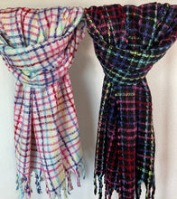 Afbeelding in Gallery-weergave laden, Sjaal Multicolor is een warme sjaal met franjes. Deze sjaal is verkrijgbaar in verschillende kleuren: multicolor wit, multicolor zwart.

