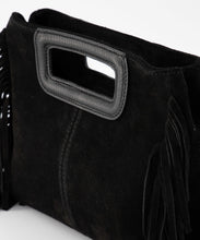 Afbeelding in Gallery-weergave laden, Zwarte tas Sylvie Suede Zwart is een lederen handtas met een verstelbaar hengsel en kan crossbody gedragen worden. Handtas Sylvie heeft franjes als leuk detail en wordt gesloten met een magnetische sluiting. Een leuke tas om je outfit compleet te maken.
