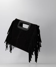 Afbeelding in Gallery-weergave laden, Zwarte tas Sylvie Suede Zwart is een lederen handtas met een verstelbaar hengsel en kan crossbody gedragen worden. Handtas Sylvie heeft franjes als leuk detail en wordt gesloten met een magnetische sluiting. Een leuke tas om je outfit compleet te maken.

