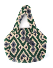 Load image into Gallery viewer, Tas Shopper Teddy Groen is een oversized shopper bag van teddy stof, zonder sluiting. Deze leuke en handige shopper is verkrijgbaar in verschillende kleuren: camel/grijs, groen/blauw.
