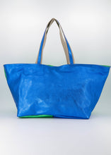 Load image into Gallery viewer, Grote lederen schoudertas met ritssluiting. Tas Tropez, model &#39;big shopper&#39; is een metallic uitvoering en ook te dragen als handtas. De tas heeft een groot hoofdvak met aan de binnenzijde een ritsvakje en heeft twee verschillende zijden, een zijde groen, een zijde blauw. Deze prachtige tas is verkrijgbaar in verschillende kleuren: Roze/Paars, Groen/Blauw.
