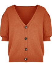 Afbeelding in Gallery-weergave laden, Vest van fijn gebreid, zacht materiaal, viscose. Het vest heeft een V-hals en aan het voorpand 4 grote kunststof knopen. Het vest heeft rib gebreide boorden en is verkrijgbaar in één maat.  Lengte vest is 62cm, is verkrijgbaar in één maat, geschikt voor S/M/L. Vest Mali is verkrijgbaar in verschillende kleuren: Oranje, Groen, Wit.
