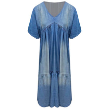 Afbeelding in Gallery-weergave laden, Oversized Maxi Jurk Denim Lichtblauw is een comfortabele jurk van tencel. Jurk heeft een V-hals, korte mouwen en een strook onderaan de jurk. Dit model jurk is een ideaal model, dat veel vrouwen leuk zal staan. De oversized Maxi Jurk Denim is verkrijgbaar in verschillende kleuren: Lichtblauw, Blauw.
